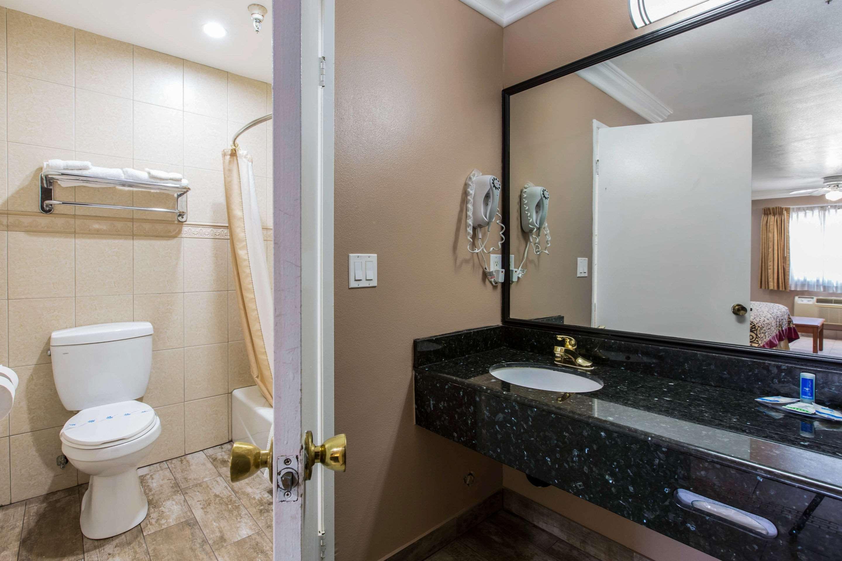 Rodeway Inn Cypress Ngoại thất bức ảnh